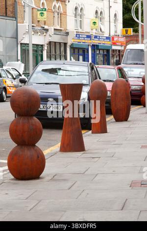 Anthony Gormley Bollards sculpturaux installés à Bellenden Road, au sud de Londres en 2003 Banque D'Images