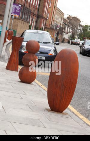 Anthony Gormley Bollards sculpturaux installés à Bellenden Road, au sud de Londres en 2003 Banque D'Images