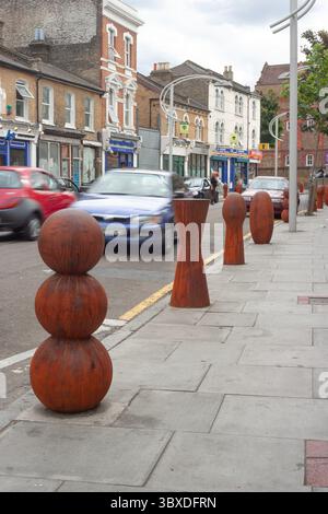 Anthony Gormley Bollards sculpturaux installés à Bellenden Road, au sud de Londres en 2003 Banque D'Images