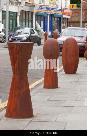 Anthony Gormley Bollards sculpturaux installés à Bellenden Road, au sud de Londres en 2003 Banque D'Images