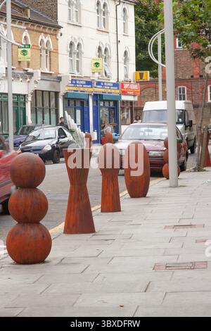 Anthony Gormley Bollards sculpturaux installés à Bellenden Road, au sud de Londres en 2003 Banque D'Images
