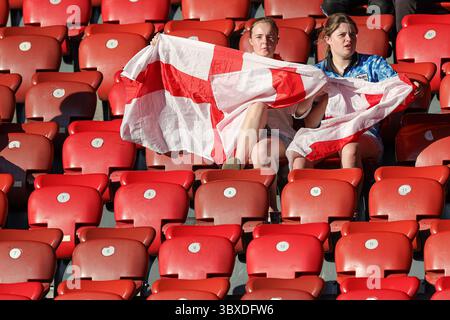 Zurich, Suisse. 18 juillet 2025. Fans de l'Angleterre lors du match quart de finale de l'UEFA Womens EURO 2025 entre la Suède et l'Angleterre au Stadion Letzigrund à Zurich, Suisse. Crédit : Agence photo indépendante/Alamy Live News Banque D'Images