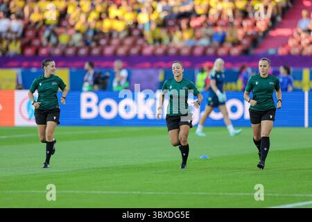 Zurich, Suisse. 18 juillet 2025. Le trio d'arbitres lors du match quart de finale de l'UEFA Womens EURO 2025 entre la Suède et l'Angleterre au Stadion Letzigrund à Zurich, Suisse. Crédit : Agence photo indépendante/Alamy Live News Banque D'Images