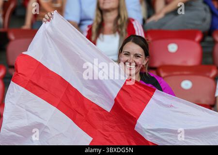 Zurich, Suisse. 18 juillet 2025. Fans de l'Angleterre lors du match quart de finale de l'UEFA Womens EURO 2025 entre la Suède et l'Angleterre au Stadion Letzigrund à Zurich, Suisse. Crédit : Agence photo indépendante/Alamy Live News Banque D'Images