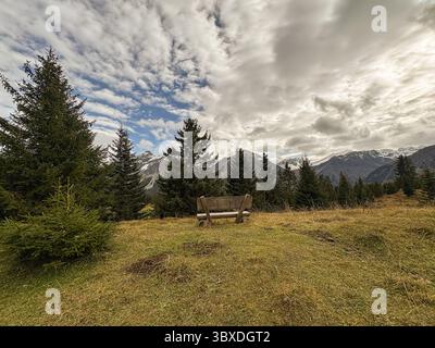 Arosa, Suisse, 12 octobre 2024 Banc confortable dans les alpes avec une vue fantastique sur les environs Banque D'Images