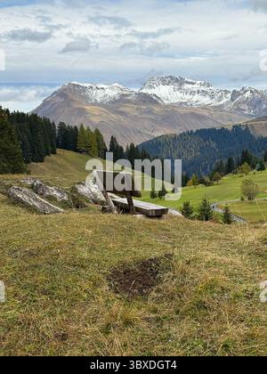 Arosa, Suisse, 12 octobre 2024 Banc confortable dans les alpes avec une vue fantastique sur les environs Banque D'Images