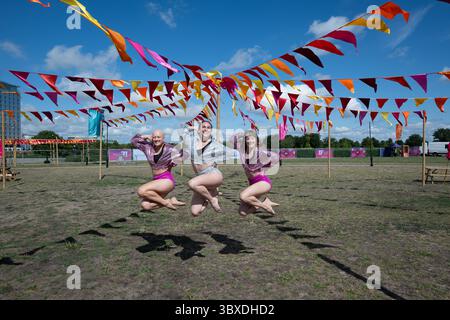 Milton Keynes, Royaume-Uni, le 18 juillet 2025, c'est le début du Milton Keynes International Festival. Ouverture du 18 juillet au 27 juillet 2025, un festival d'installations et de performances, cirque, comédie et musique live. Photos des artistes de Yuck Circus d'Australie., Andrew Lalchan Photography/Alamy Live News Banque D'Images