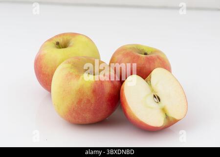 Pommes fraîches, entières et coupées en demi-fond nature isolé avec chemin de coupe Banque D'Images