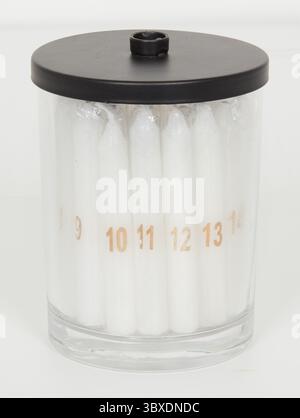 Verre de bougie avec couvercle noir fond de nature isolé avec chemin de découpage Banque D'Images