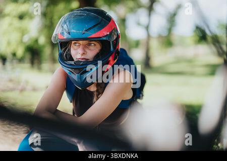 Jeune femme portant un casque à l'extérieur par une journée ensoleillée Banque D'Images