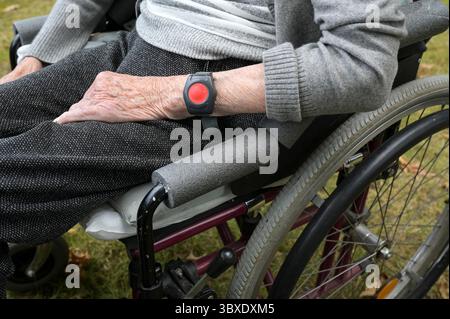 Deutschland, Hamburg, Pflegeheim, an Parkinson und Gicht erkrankte 85 Jahre alte Frau mit Notrufknopf Banque D'Images