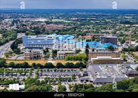 Bournemouth, Dorset, Royaume-Uni. 18 juillet 2025. Vue aérienne du Royal Bournemouth Hospital à Bournemouth dans le Dorset. L'hôpital est actuellement en cours d'agrandissement avec un nouveau bâtiment de 91 millions de livres sterling sur quatre étages et 10 800 m2 qui abritera quatre niveaux de nouveaux services hospitaliers, totalisant 110 lits, qui devrait être achevé à la fin de 2025. Crédit photo : Graham Hunt/Alamy Live News Banque D'Images