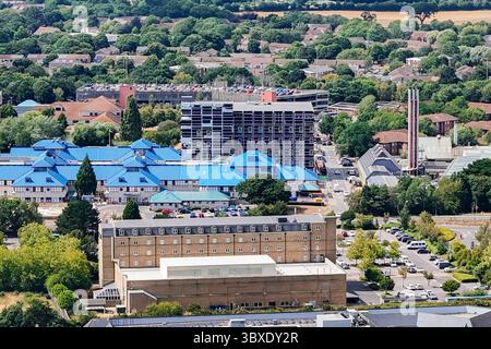 Bournemouth, Dorset, Royaume-Uni. 18 juillet 2025. Vue aérienne du Royal Bournemouth Hospital à Bournemouth dans le Dorset. L'hôpital est actuellement en cours d'agrandissement avec un nouveau bâtiment de 91 millions de livres sterling sur quatre étages et 10 800 m2 qui abritera quatre niveaux de nouveaux services hospitaliers, totalisant 110 lits, qui devrait être achevé à la fin de 2025. Crédit photo : Graham Hunt/Alamy Live News Banque D'Images
