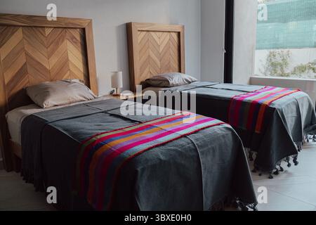 Hôtel moderne offrant un hébergement élégant et confortable, idéal pour les voyageurs en quête de détente, de luxe ou de séjours d'affaires. Capturé avec attentio Banque D'Images