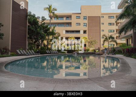 Hôtel moderne offrant un hébergement élégant et confortable, idéal pour les voyageurs en quête de détente, de luxe ou de séjours d'affaires. Capturé avec attentio Banque D'Images
