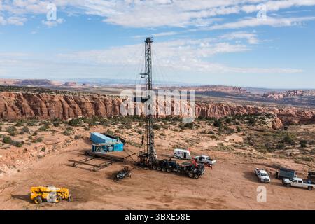 7 octobre 2021, Moab, Utah, États-Unis : une unité de traction ou une plate-forme de reconditionnement sur un puits de pétrole dans l'Utah. Derrière se trouvent les Monitor & Merrimac Buttes & Book Cliffs. (Crédit image : © Jon G. Fuller/VW pics via ZUMA Press Wire) Banque D'Images