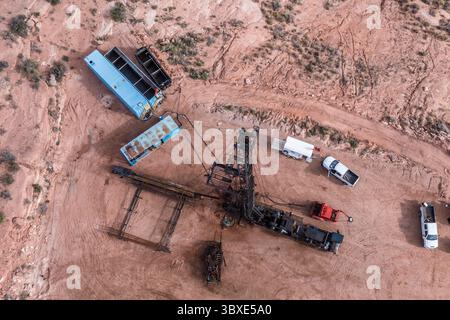 7 octobre 2021, Moab, Utah, États-Unis : une unité de traction ou une plate-forme de reconditionnement assurant l'entretien d'un puits de pétrole dans le pays canyon de l'Utah. (Crédit image : © Jon G. Fuller/VW pics via ZUMA Press Wire) Banque D'Images