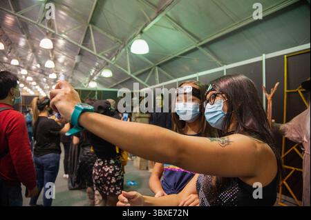 16 octobre 2021, Bogota, Cundinamarca, Colombie : les gens prennent des photos et selfies avec les sculptures des personnages de films d'horreur lors de la première journée du CANAPÉ (salon del Ocio y la Fantasia) 2021, une foire destinée au public geek en Colombie qui mélange Cosplay, gaming, super-héros et fans de cinéma de toute la Colombie, à Bogota, Colombie le 14 octobre 2021. (Crédit image : © Chepa Beltran/LongVisual via ZUMA Press Wire) Banque D'Images