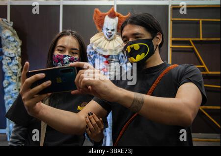 16 octobre 2021, Bogota, Cundinamarca, Colombie : les gens prennent des photos et selfies avec les sculptures des personnages de films d'horreur lors de la première journée du CANAPÉ (salon del Ocio y la Fantasia) 2021, une foire destinée au public geek en Colombie qui mélange Cosplay, gaming, super-héros et fans de cinéma de toute la Colombie, à Bogota, Colombie le 14 octobre 2021. (Crédit image : © Chepa Beltran/LongVisual via ZUMA Press Wire) Banque D'Images