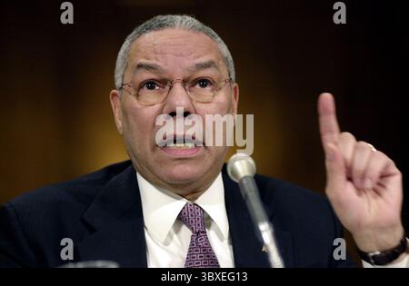 COLIN POWELL (5 avril 1937 - 18 octobre 2021) était un homme politique américain, diplomate et général quatre étoiles qui a servi comme le 65e secrétaire d'État des États-Unis de 2001 à 2005, comme le 16e conseiller à la sécurité nationale des États-Unis de 1987 à 1989 et comme le 12e président des chefs d'état-major interarmées de 1989 à 1993. PHOTO PRISE : 5 février 2002, Washington, District of Columbia, États-Unis : le secrétaire d'État COLIN POWELL s'exprime devant la Commission des relations étrangères du Sénat sur l'aperçu de la politique étrangère et la demande de budget du président pour les affaires étrangères pour l'exercice 2003. (Crédit image : Isaac Banque D'Images