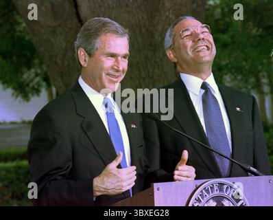 COLIN POWELL (5 avril 1937 - 18 octobre 2021) était un homme politique américain, diplomate et général quatre étoiles qui a servi comme le 65e secrétaire d'État des États-Unis de 2001 à 2005, comme le 16e conseiller à la sécurité nationale des États-Unis de 1987 à 1989 et comme le 12e président des chefs d'état-major interarmées de 1989 à 1993. PHOTO DU DOSSIER PRISE : 25 mai 2000, Austin, Texas, États-Unis : le gouverneur GEORGE W. BUSH a rencontré le général à la retraite COLIN POWELL au manoir du gouverneur. L'occasion a été la signature d'un accord de partenariat entre le Texas et America's Promise. (Crédit image : © Peter Silva/ZUMAPRESS.com) Banque D'Images