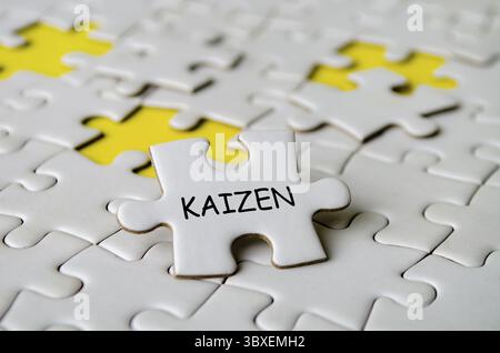 Texte Kaizen sur puzzle qui représente le changement pour le mieux. Concept d'amélioration continue Banque D'Images