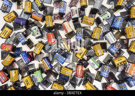 Sibiu, Roumanie - 07 avril 2024. Videz les cartouches de film 35 mm à partir de films développés avec d'anciennes bandes de film 35 mm Banque D'Images