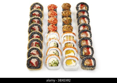 Des rouleaux de sushi fraîchement préparés avec des garnitures colorées sont disposés en rangées, créant un affichage visuellement attrayant Banque D'Images