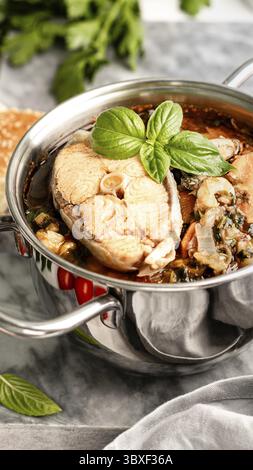 Nourriture, soupe traditionnelle française bouillabaisse avec filets de poisson et fruits de mer dans une sauce tomate Banque D'Images