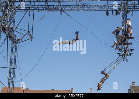 Sibiu City, Roumanie - 28 juin 2022 des artistes du trapèze acrobates de CirkVOST, sur l'échafaudage métallique au Festival International du Théâtre de Sibiu, Banque D'Images