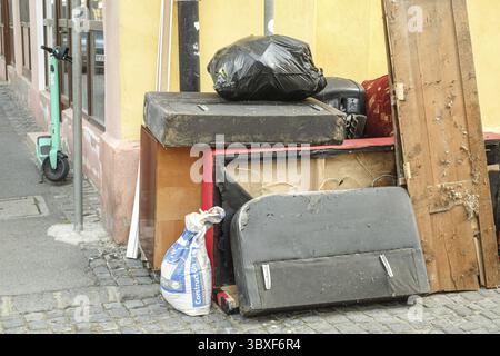 Sibiu, Roumanie - 16 octobre 2024. Déchets ménagers divers mis dans la rue pour la collecte des déchets en vrac du conseil Banque D'Images