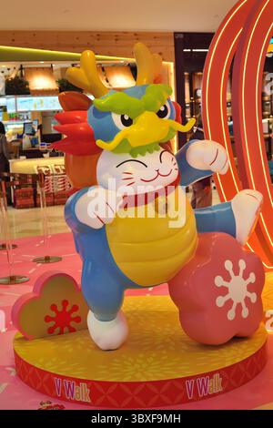 Chat en costume de dragon pour célébrer le nouvel an chinois Banque D'Images