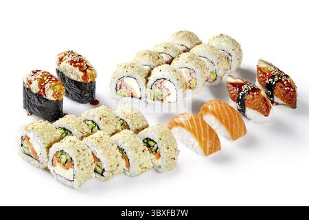 Variété de rouleaux de sushi et de morceaux de nigiri, avec saumon, anguille, graines de sésame et autres ingrédients, disposés sur un fond blanc propre Banque D'Images