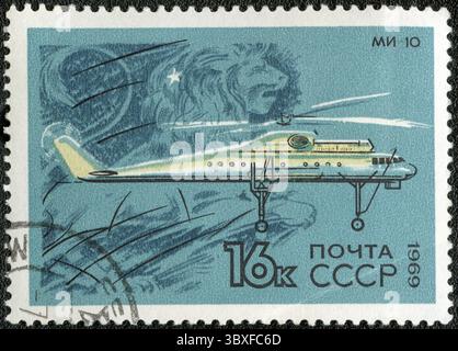 URSS - VERS 1969 : un timbre imprimé par l'URSS montre l'hélicoptère de transport militaire mi-10, série, vers 1969 Banque D'Images