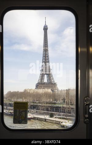 La Tour Eiffel vue d'un train surélevé du métro de Paris à Paris - l'icône Banque D'Images