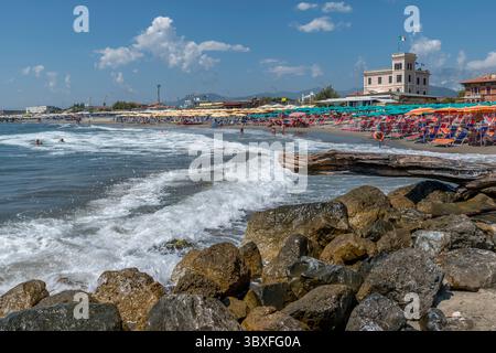 La plage de Marina di Massa, Italie, par une journée ensoleillée d'été Banque D'Images