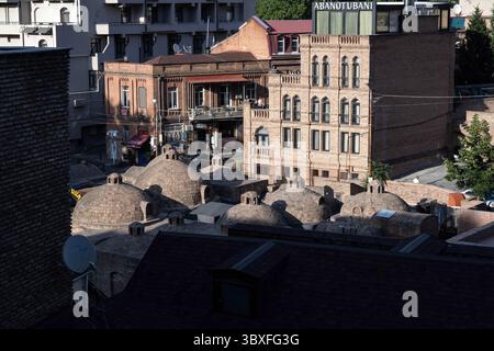 Tbilissi, Géorgie. 13 juillet 2025. Vue sur une belle architecture géorgienne traditionnelle dans le quartier d'Abanotubani ou de bain de soufre du vieux Tbilissi. (Crédit image : © John Wreford/SOPA images via ZUMA Press Wire) USAGE ÉDITORIAL SEULEMENT ! Non destiné à UN USAGE commercial ! Banque D'Images