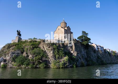 Tbilissi, Géorgie. 13 juillet 2025. Vue sur l'église Metekhi de la Nativité et la Vierge Marie surplombant la rivière Mtkvari, un monument emblématique dans le centre de la capitale géorgienne, Tbilissi. (Crédit image : © John Wreford/SOPA images via ZUMA Press Wire) USAGE ÉDITORIAL SEULEMENT ! Non destiné à UN USAGE commercial ! Banque D'Images