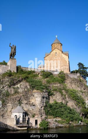 Tbilissi, Géorgie. 13 juillet 2025. Vue sur l'église Metekhi de la Nativité et la Vierge Marie surplombant la rivière Mtkvari, un monument emblématique dans le centre de la capitale géorgienne, Tbilissi. (Crédit image : © John Wreford/SOPA images via ZUMA Press Wire) USAGE ÉDITORIAL SEULEMENT ! Non destiné à UN USAGE commercial ! Banque D'Images