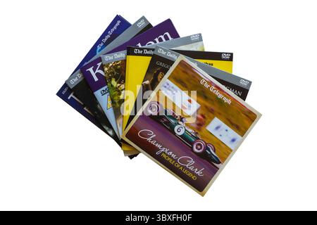 Pile de DVD gratuits donnés avec le Daly Telegraph avec Champion Clark profil d'un DVD de légende Jim Clark sur le dessus isolé sur fond blanc Banque D'Images