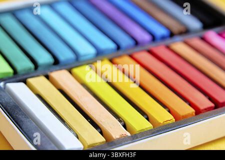 Nouveaux crayons colorés ou pastels craie dans une boîte de gros plan. Mise au point sélective. Gros plan Banque D'Images