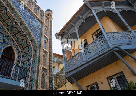 Tbilissi, Géorgie. 13 juillet 2025. Vue sur une belle architecture géorgienne traditionnelle dans le quartier d'Abanotubani ou de bain de soufre du vieux Tbilissi. (Crédit image : © John Wreford/SOPA images via ZUMA Press Wire) USAGE ÉDITORIAL SEULEMENT ! Non destiné à UN USAGE commercial ! Banque D'Images