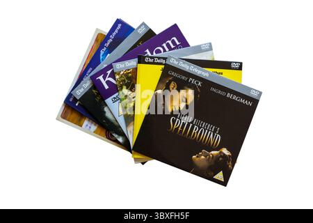 Pile de DVD gratuits donnés avec le Daly Telegraph avec Spellbound DVD sur le dessus isolé sur fond blanc Banque D'Images