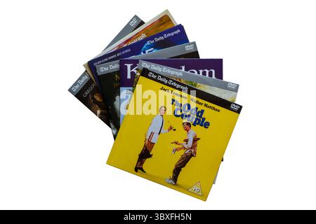 Pile de DVD gratuits donnés avec le Daly Telegraph avec le DVD de couple impair sur le dessus isolé sur fond blanc Banque D'Images