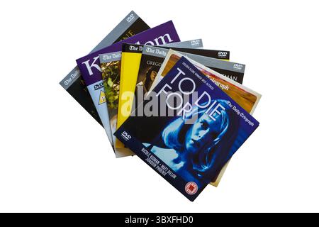 Pile de DVD gratuits donnés avec le Daly Telegraph avec To Die pour DVD sur le dessus isolé sur fond blanc Banque D'Images