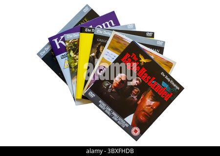 Pile de DVD gratuits donnés avec le Daly Telegraph avec l'aigle a atterri DVD sur le dessus isolé sur fond blanc Banque D'Images