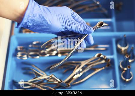 Main du médecin en nitrile jetables gants médicaux la tenue d'un examen au spéculum nasal pour ENT Banque D'Images