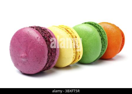 Macarons français colorés sur fond blanc Banque D'Images