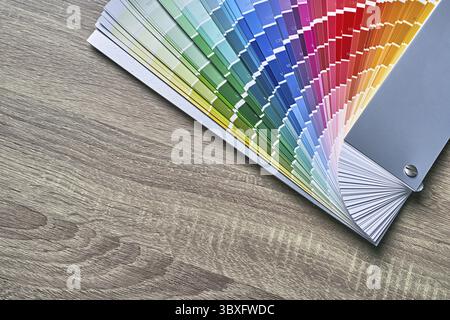 Palette de roue chromatique pour choisir le ton de peinture. Différentes couleurs sur fond de table en bois avec espace de copie. Outil d'architecte d'intérieur Banque D'Images