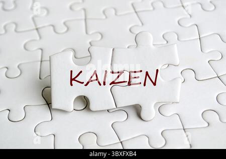 Texte Kaizen sur puzzle qui représente le changement pour le mieux par de petits gains réguliers et cumulatifs. Concept d'amélioration continue Banque D'Images
